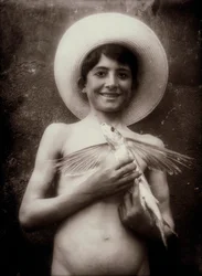 飛魚の少年、シチリア、c.1895（ガラス板）
